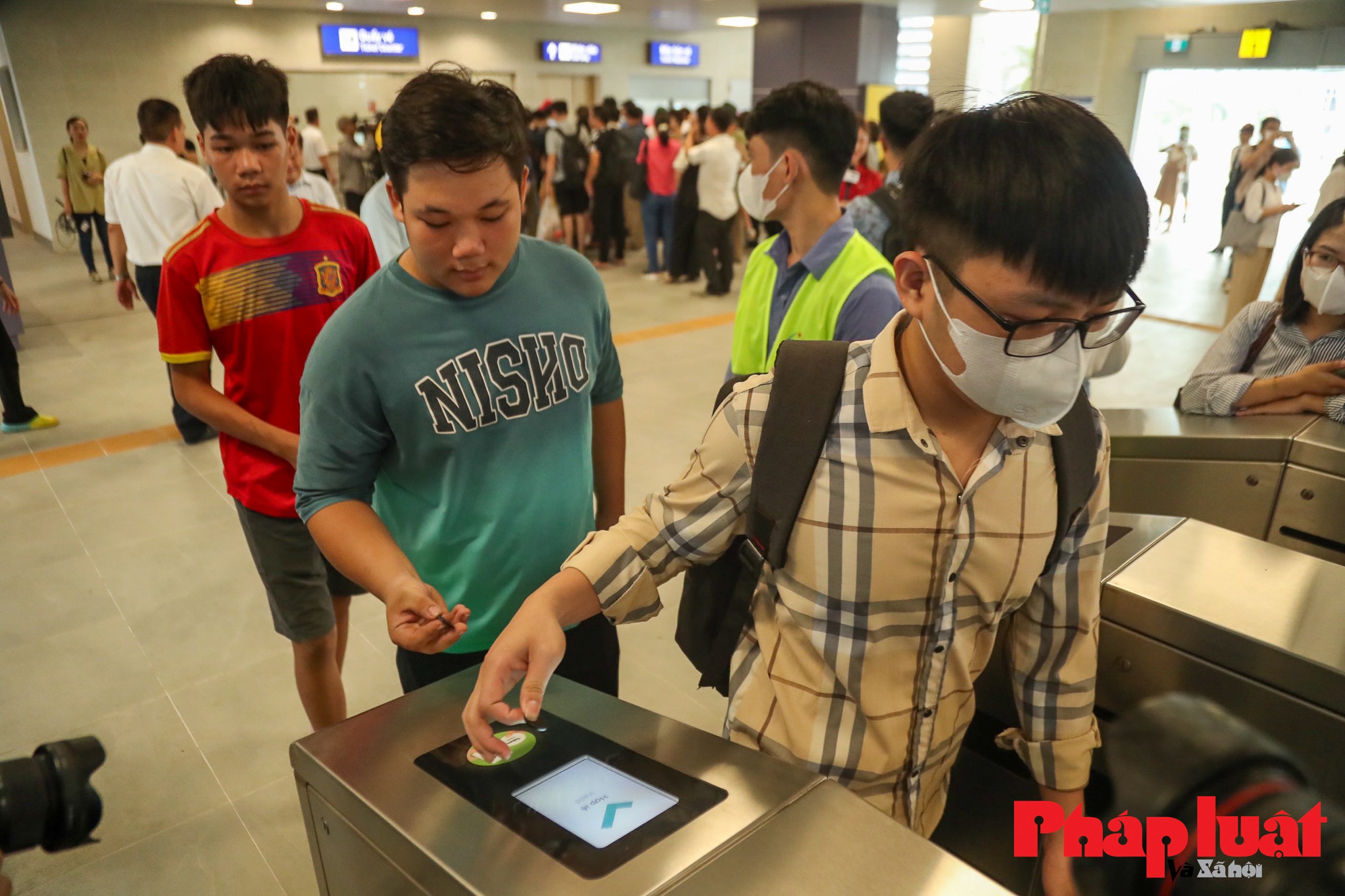 Người dân xếp hàng từ sáng sớm chờ trải nghiệm tàu Metro Nhổn - Ga Hà Nội