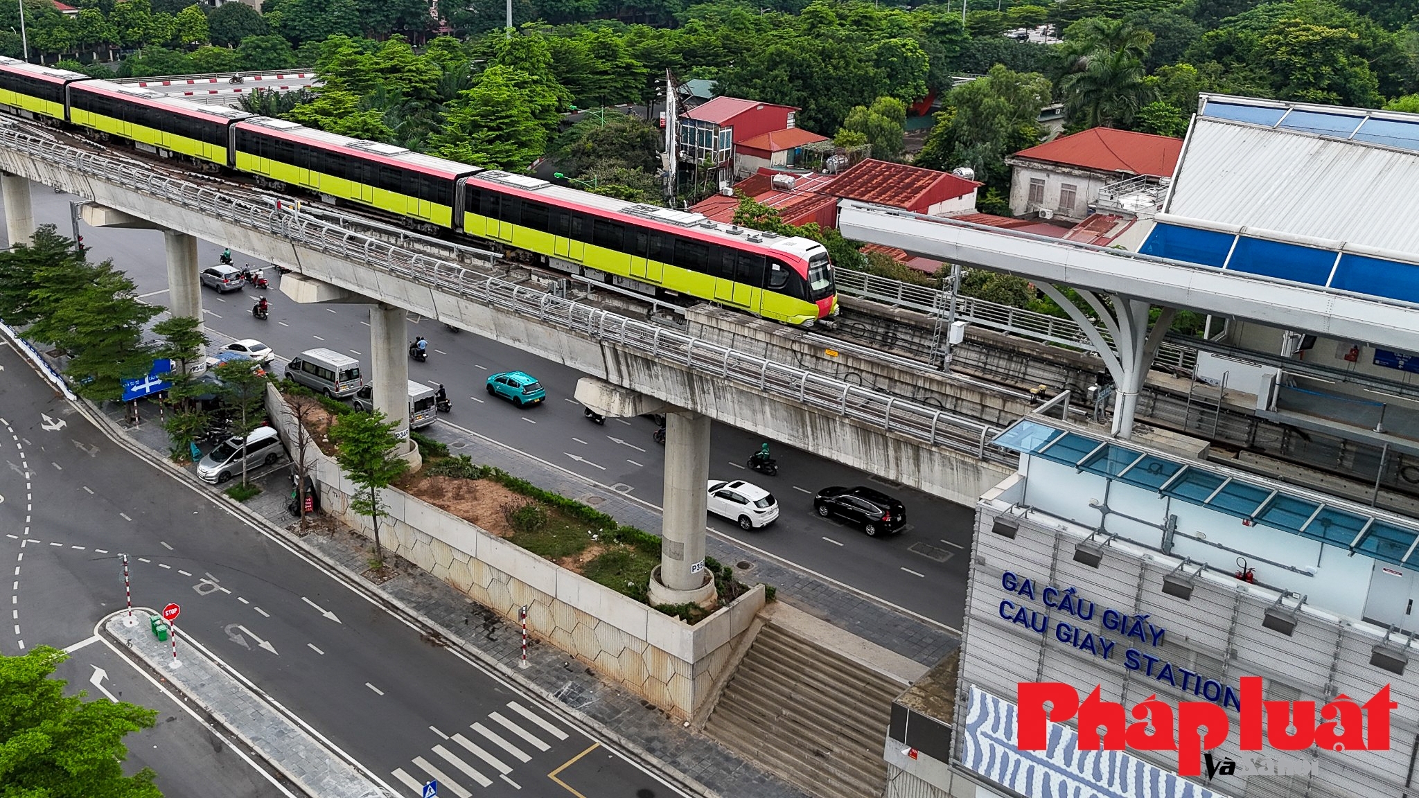 Người dân xếp hàng từ sáng sớm chờ trải nghiệm tàu Metro Nhổn - Ga Hà Nội