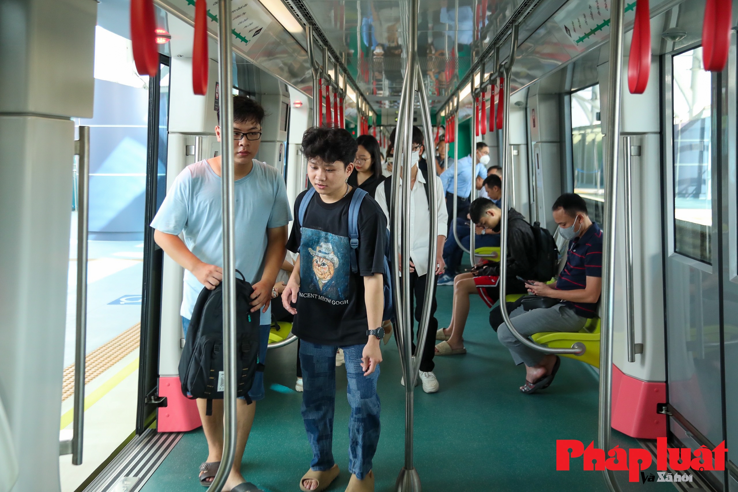 Người dân xếp hàng từ sáng sớm chờ trải nghiệm tàu Metro Nhổn - Ga Hà Nội