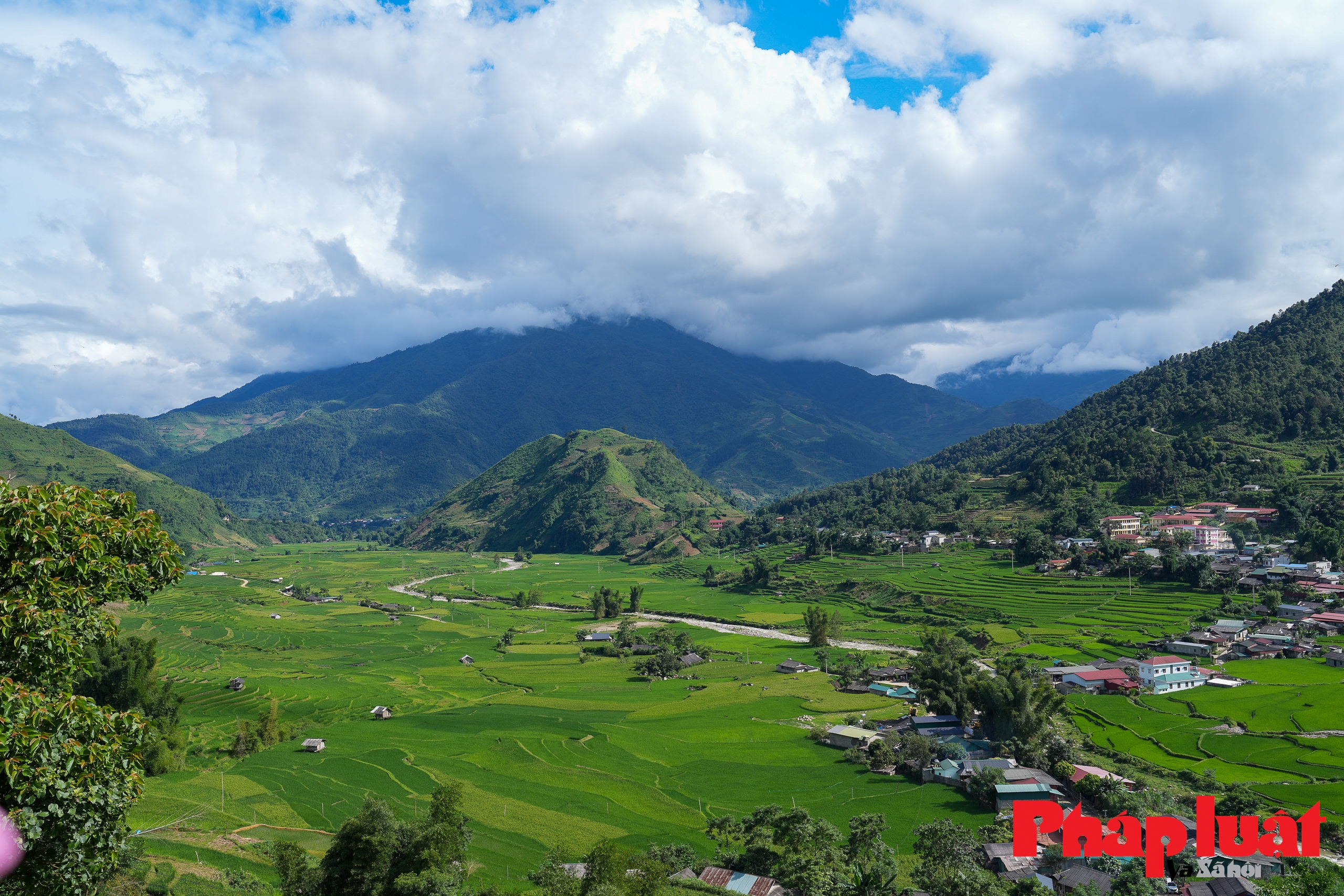 Người trẻ Hà Nội cõng điện lên thắp sáng bản làng vùng cao