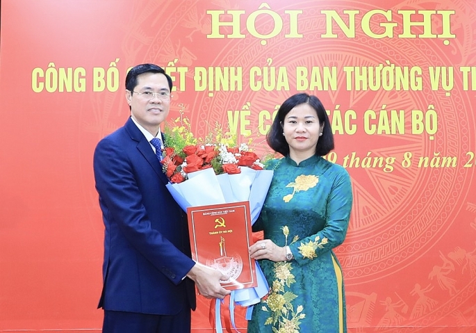 Phó Bí thư Thường trực Thành ủy Hà Nội Nguyễn Thị Tuyến trao Quyết định điều động ông Nguyễn Xuân Phong làm Phó Bí thư Huyện ủy Thanh Trì.