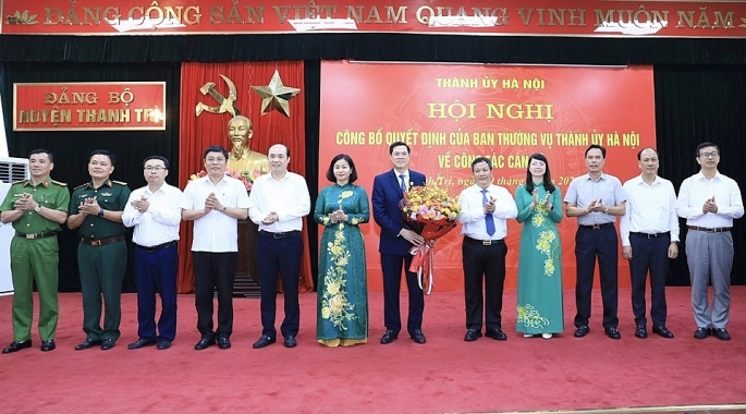 Phó Bí thư Thường trực Thành ủy Hà Nội Nguyễn Thị Tuyến chúc mừng tân Phó Bí thư Huyện ủy Thanh Trì Nguyễn Xuân Phong và lãnh đạo huyện Thanh Trì.