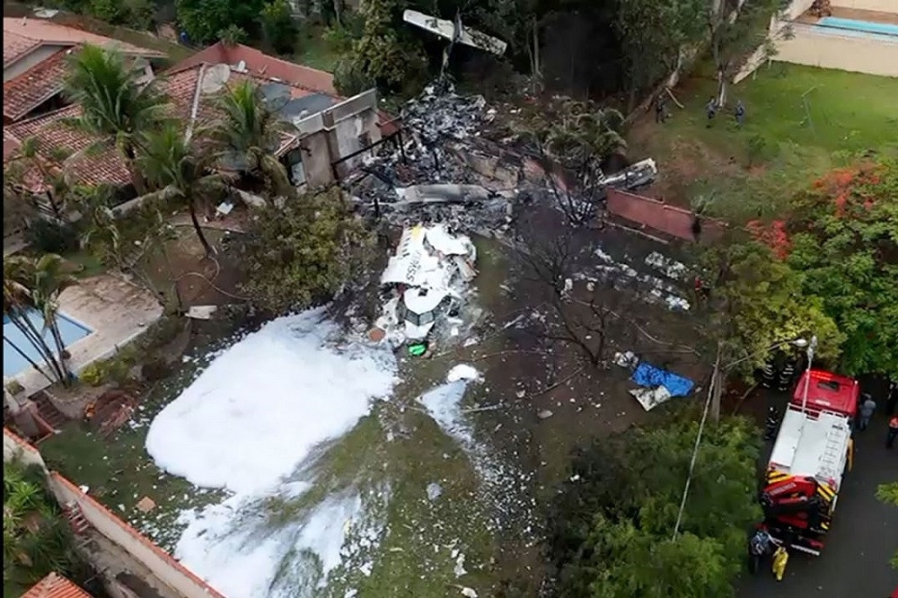 Hiện trường vụ rơi máy bay. Ảnh: CNN Brazil