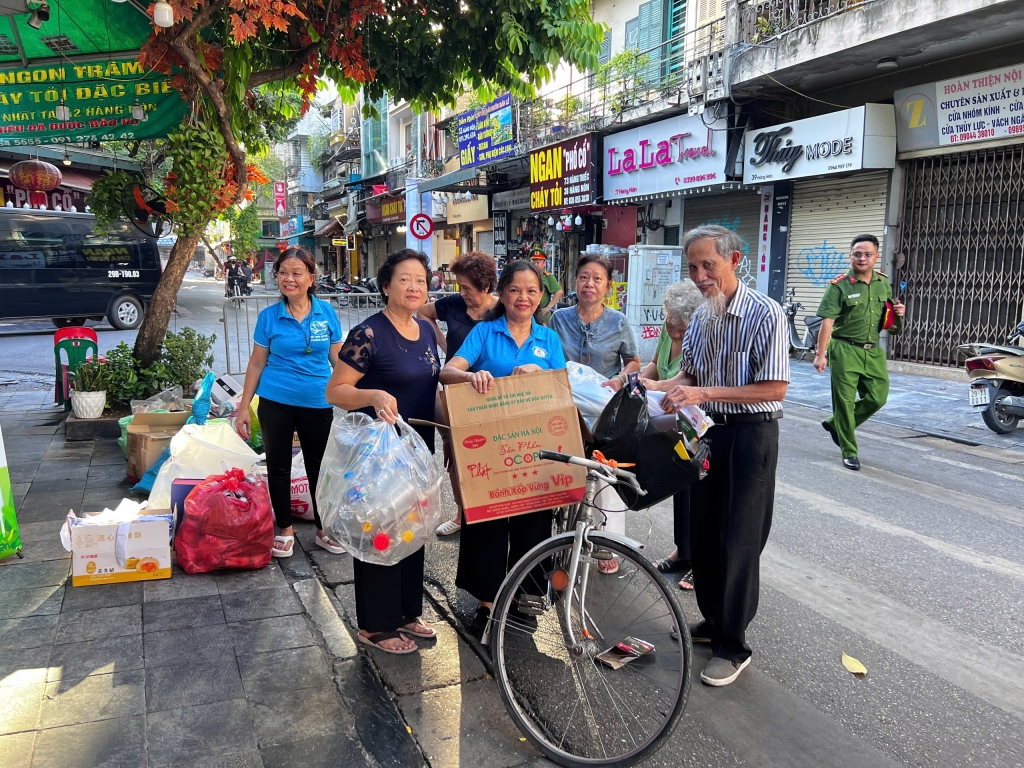 Người dân hào hứng tham dự Chương trình