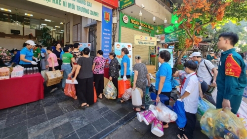 Quận Hoàn Kiếm: sôi nổi “Ngày hội Ba xanh” thu gom, phân loại rác thải tại nguồn