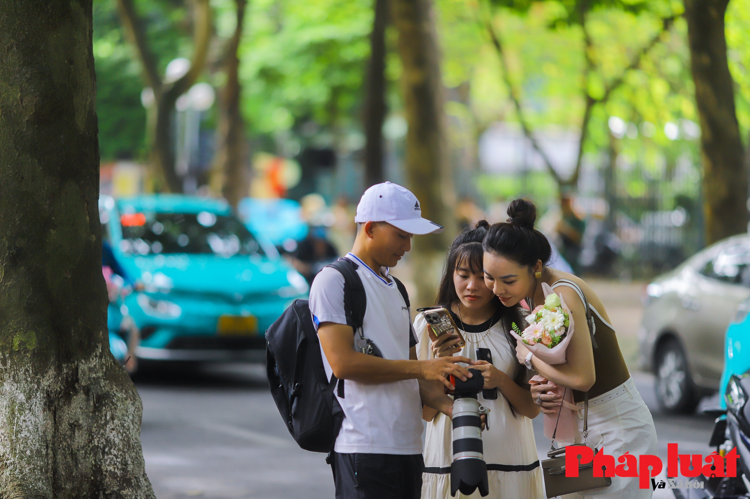 “Phó nháy” kiếm bạc triệu chỉ sau 30' trên 