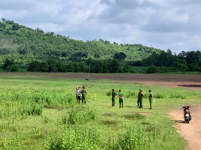 Công an đưa nghi can ra hiện trường