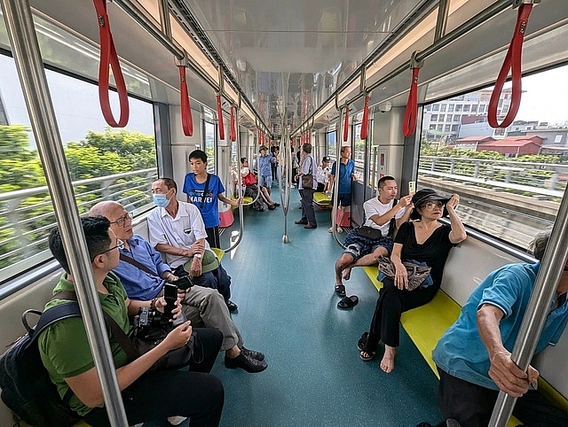 Hành khách trải nghiệm tàu metro Nhổn-Ga Hà Nội. Ảnh: T. L