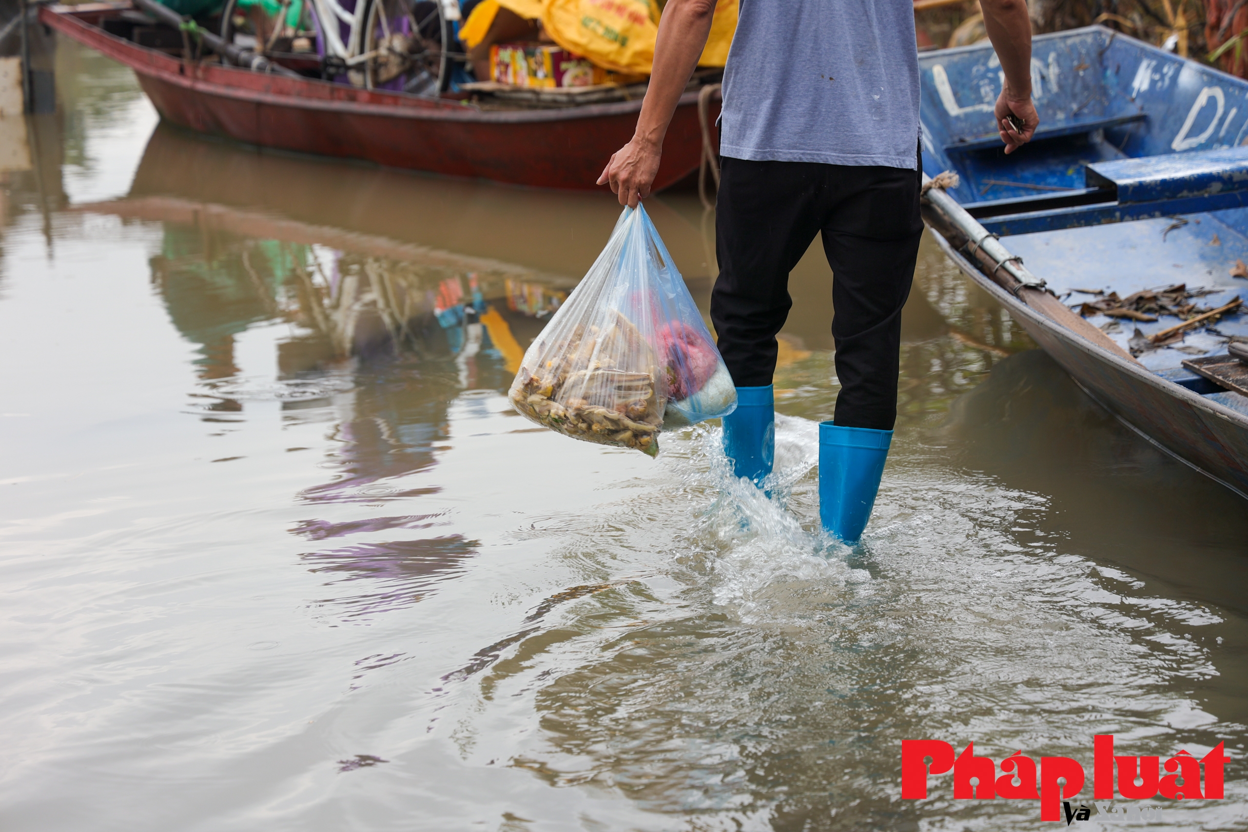 Nước sông Hồng dâng cao, người dân phải đi thuyền về nhà