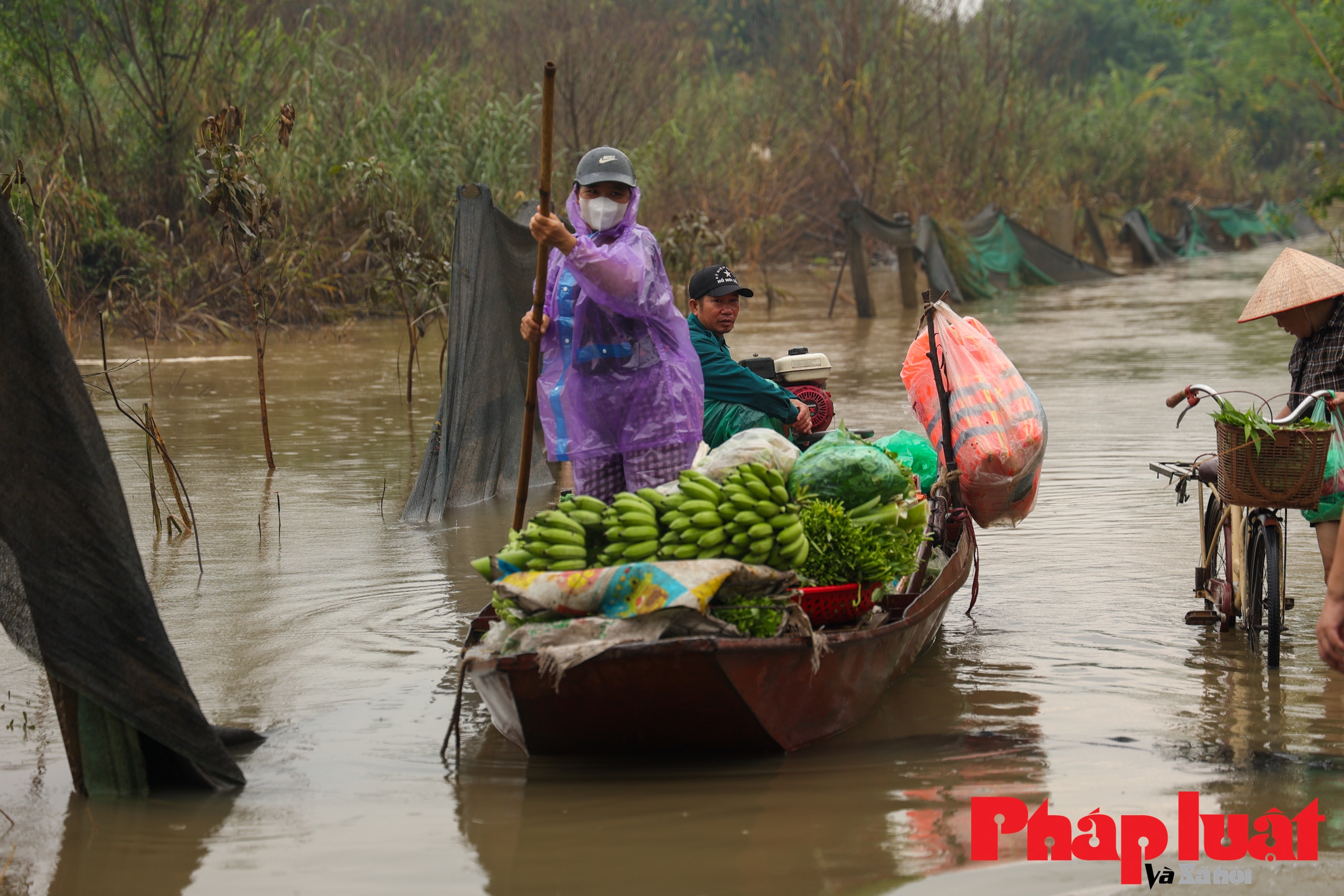 Nước sông Hồng dâng cao, người dân phải đi thuyền về nhà