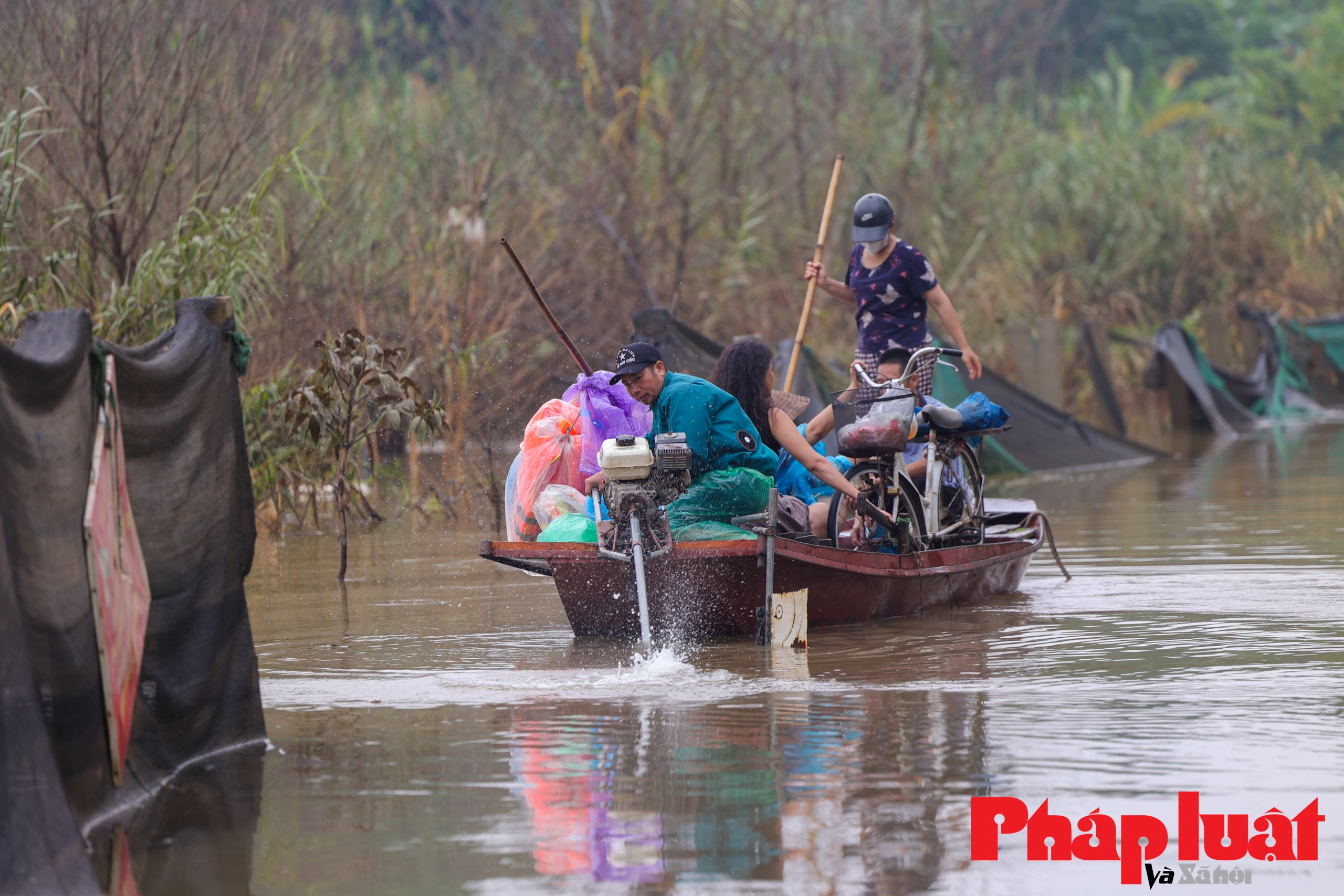 Nước sông Hồng dâng cao, người dân phải đi thuyền về nhà