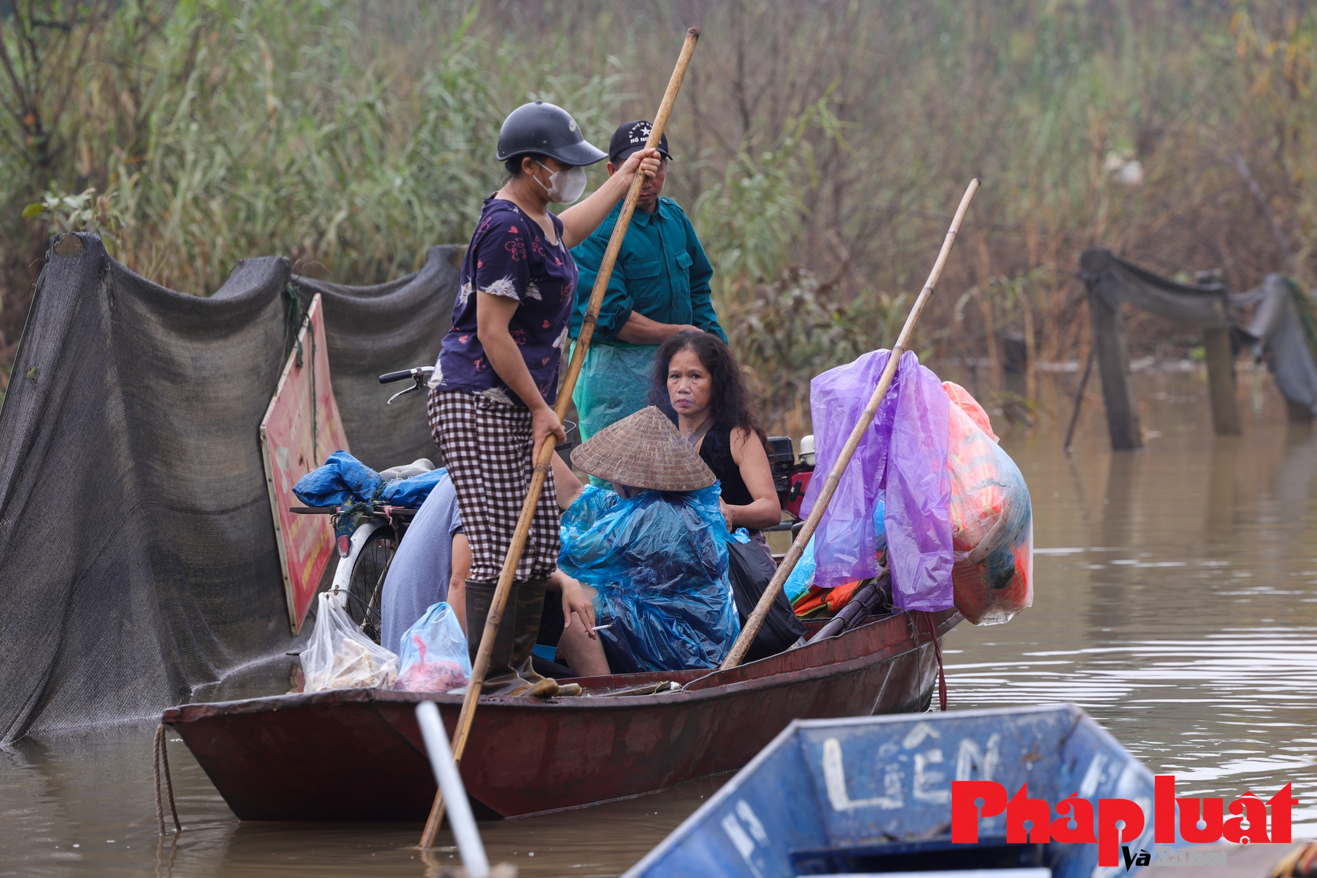 Nước sông Hồng dâng cao, người dân phải đi thuyền về nhà