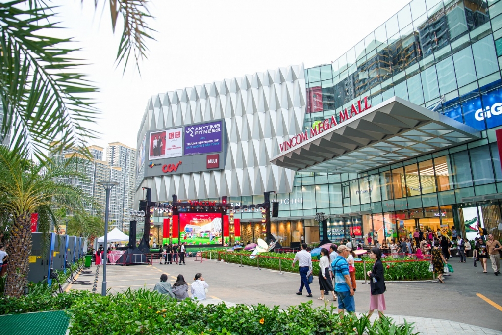 Vincom Mega Mall Grand Park đã chính thức khai trương từ ngày 27/7, trở thành “thỏi nam châm” hút khách cho các shop lân cận