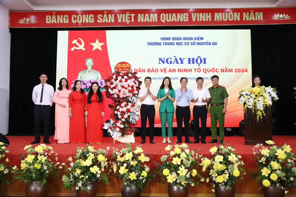 Trường THCS Nguyễn Du nhận lẵng hoa chúc mừng của Quận uỷ - HĐND - UBND - BCĐ 138 Công an quận Hoàn Kiếm