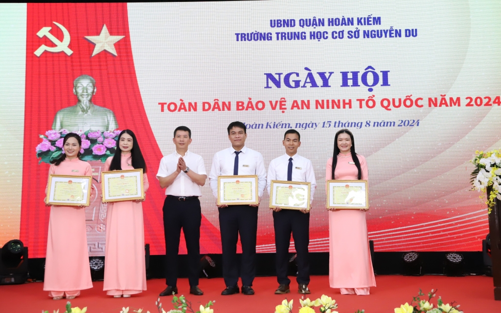 Chủ tịch UBND quận Hoàn Kiếm Phạm Tuấn Long tặng Bằng khen cho các tập thể, cá nhân có thành tích trong phong trào toàn dân bảo vệ an ninh Tổ quốc