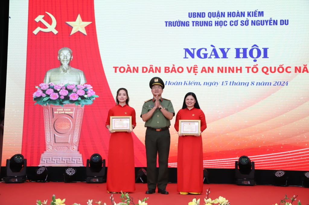 2 cá nhân nhà trường nhận Bằng khen của Bộ Công an