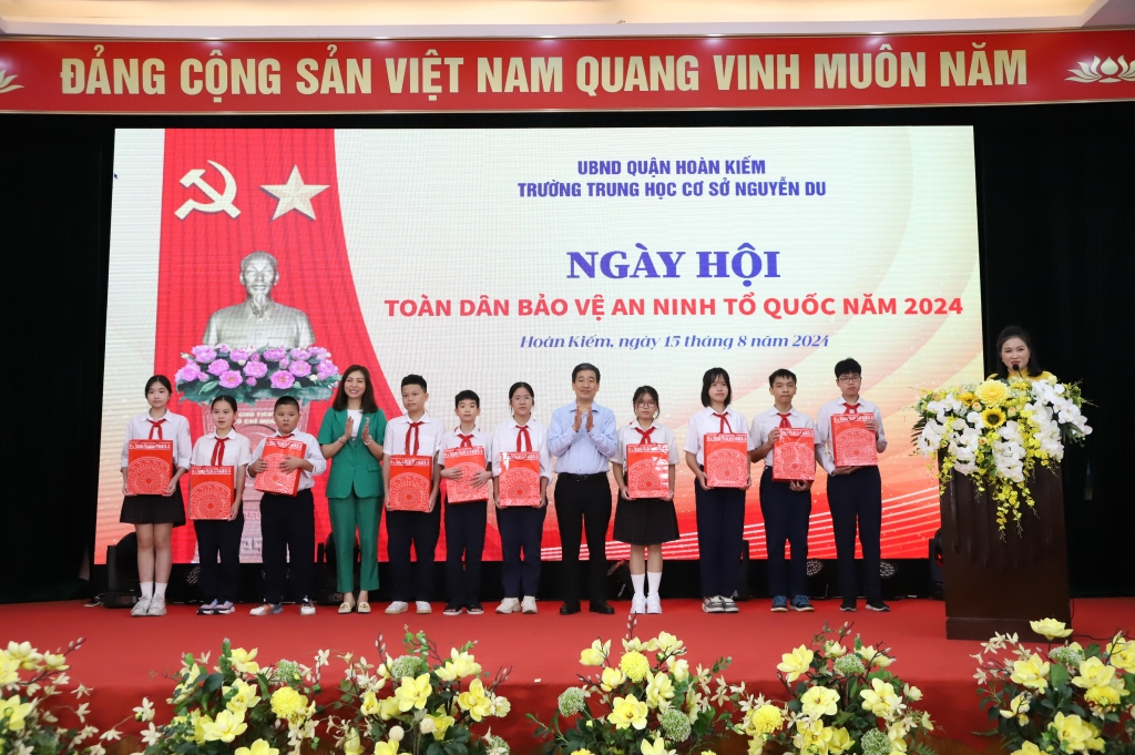 Quận Hoàn Kiếm tặng quà học sinh có hoàn cảnh khó khăn tích cực tham gia phong trào toàn dân bảo vệ an ninh Tổ quốc tại trường học