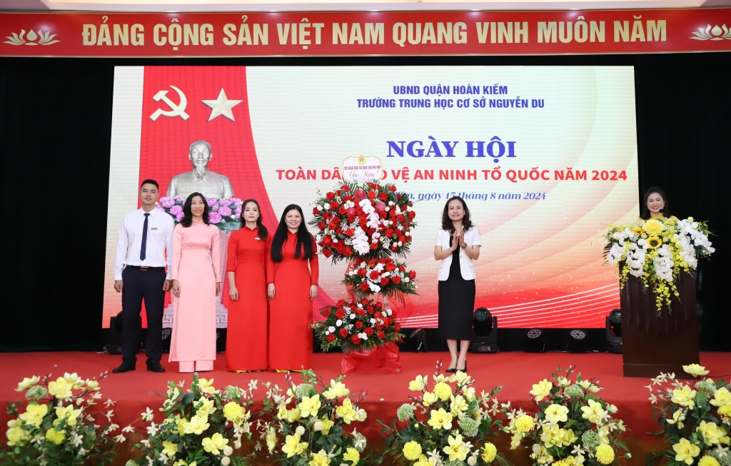 Phó Giám đốc Sở GD&ĐT Vương Hương Giang tặng lẵng hoa chúc mừng nhà trường