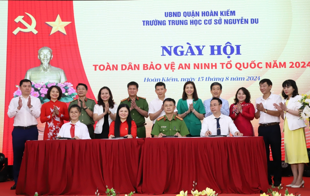 : Lễ ký kết về phối hợp đảm bảo an ninh trật tự giữa nhà trường với công an phường Hàng Gai