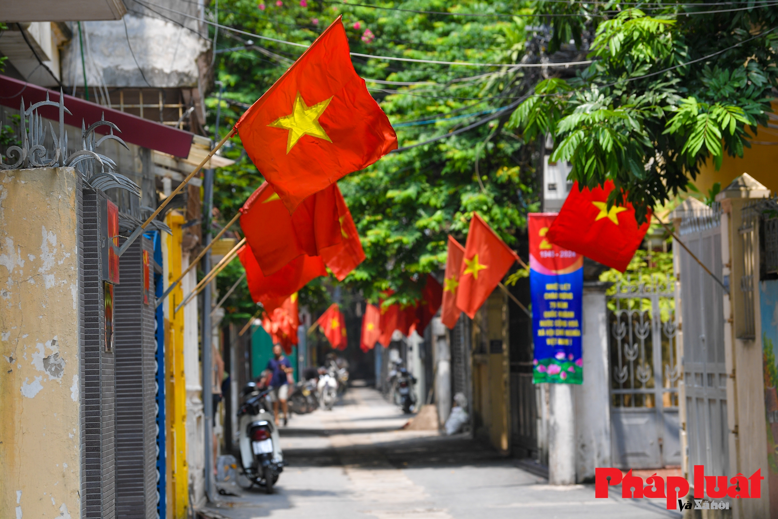 Phố phường Hà Nội rực rỡ cờ hoa chào mừng những ngày lễ lớn của đất nước