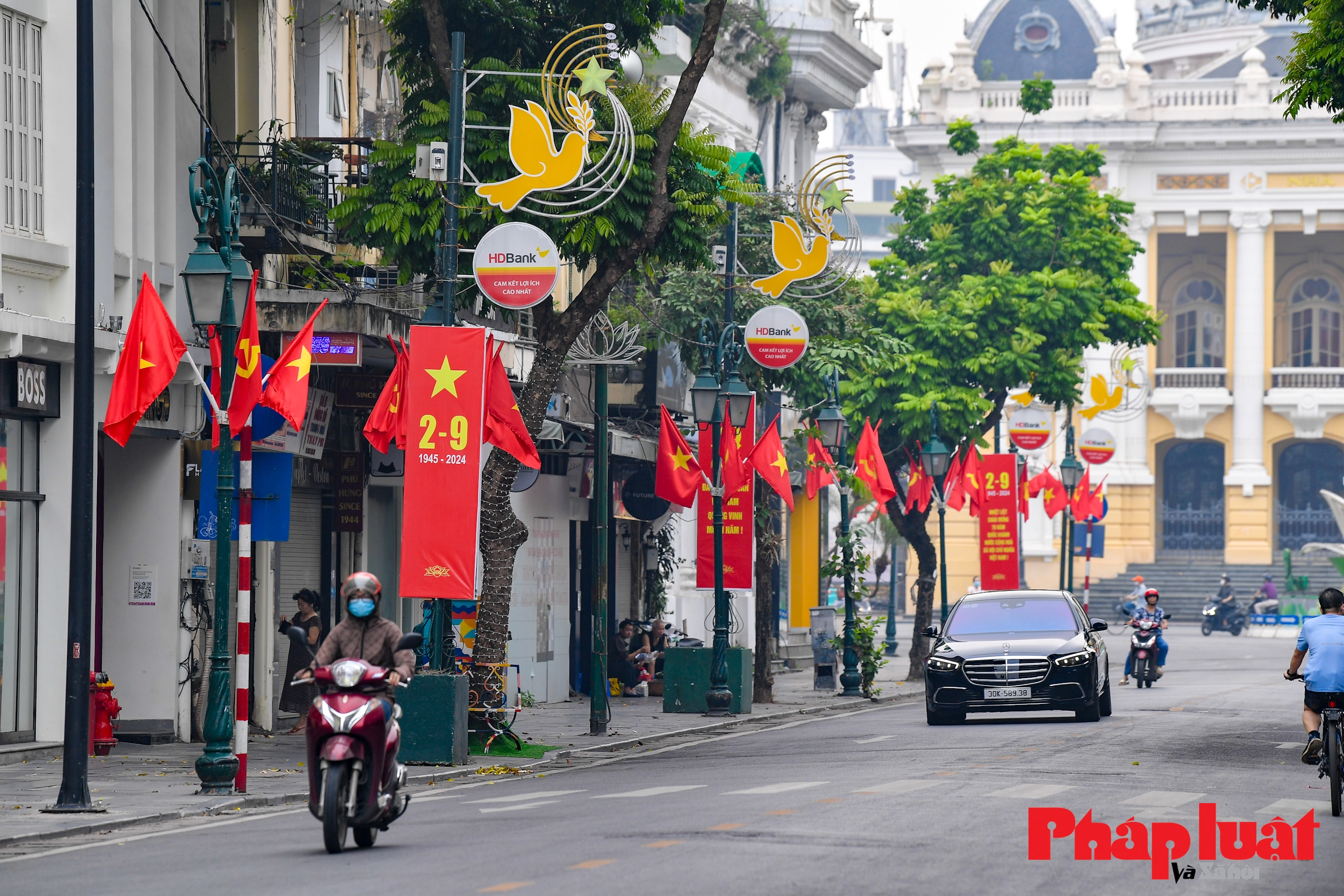 Phố phường Hà Nội rực rỡ cờ hoa chào mừng những ngày lễ lớn của đất nước