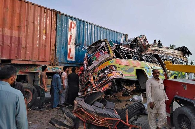 Hiện trường một vụ tai nạn giao thông ở Ảnh: Pakistan Rescue Team