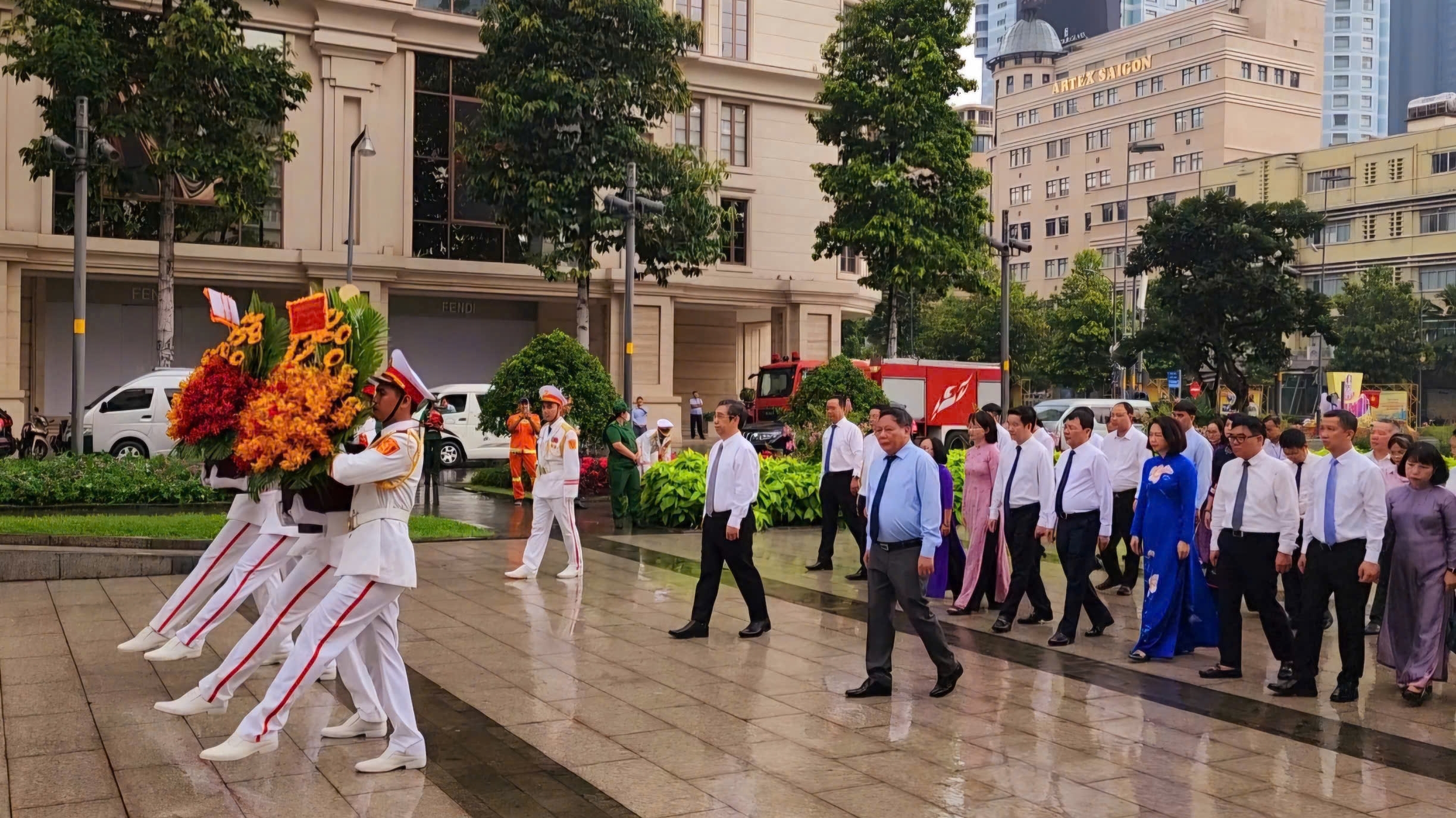 Đoàn đại biểu TP Hà Nội và TP Hồ Chí Minh dâng hương, dâng hoa tưởng nhớ Chủ tịch Hồ Chí Minh và Chủ tịch Tôn Đức Thắng