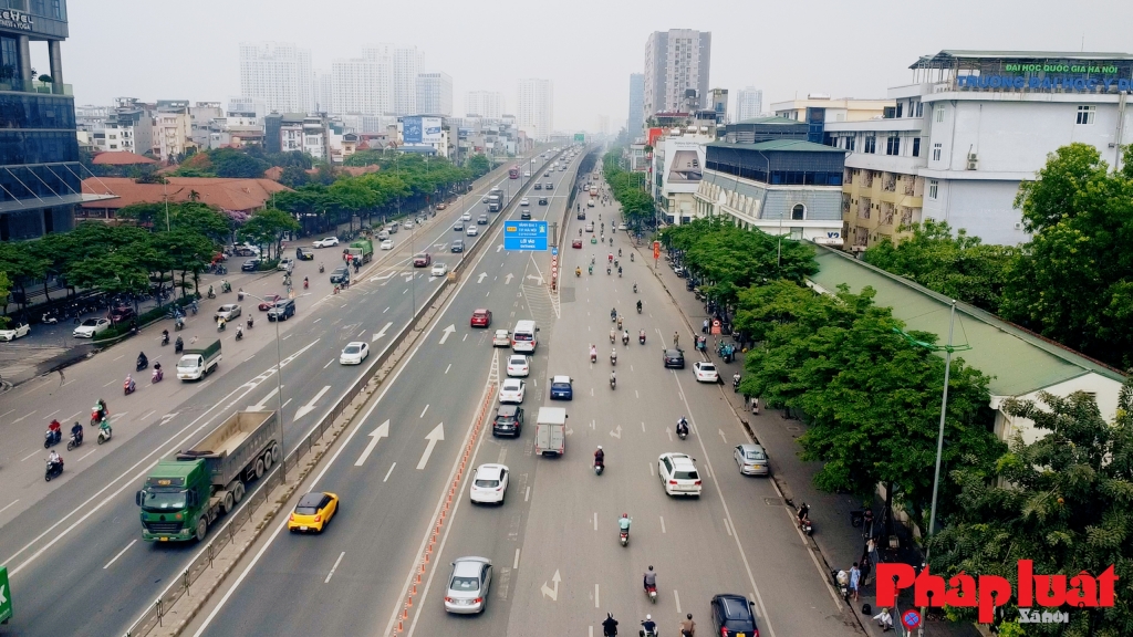 Tốc độ lưu hành cho phép đối với các phương tiện tham gia giao thông trên cầu Mai Dịch cũ (đường cao tốc) và 2 đơn nguyên cầu mới là 60 km/h. Ảnh: Khánh Huy