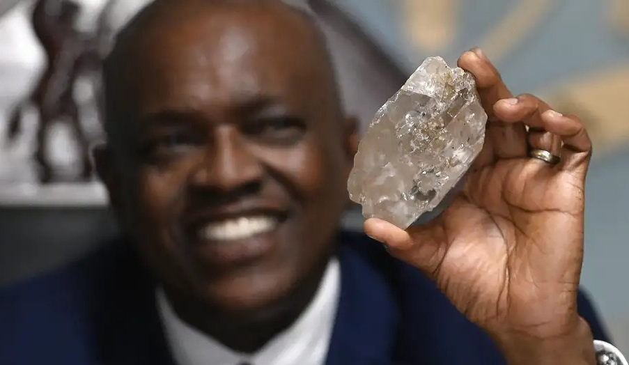 Phát hiện viên kim cương khổng lồ nặng 2.492 carat tại Botswana