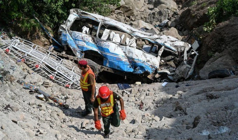 Hiện trường xe buýt rơi xuống hẻm núi gần Kahuta, tỉnh Punjab, Pakistan ngày 25/8/2024. (Ảnh: Getty Images