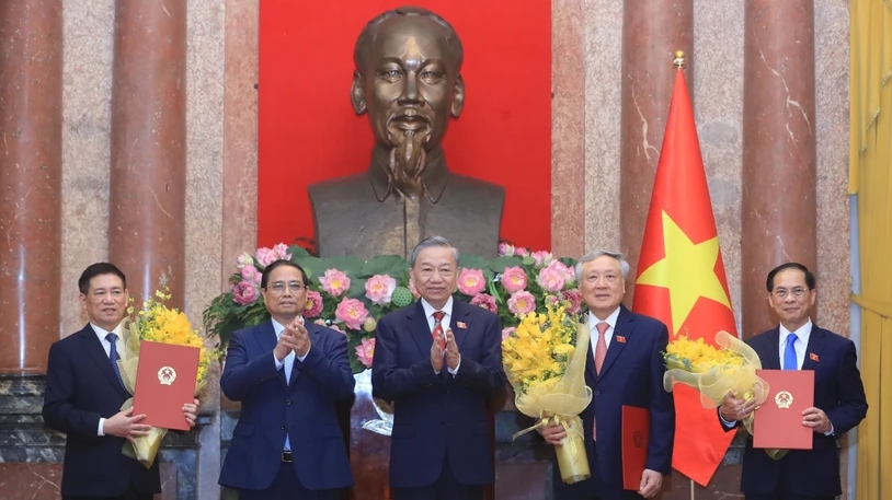 Tổng Bí thư, Chủ tịch nước trao quyết định bổ nhiệm ba Phó Thủ tướng, hai Bộ trưởng