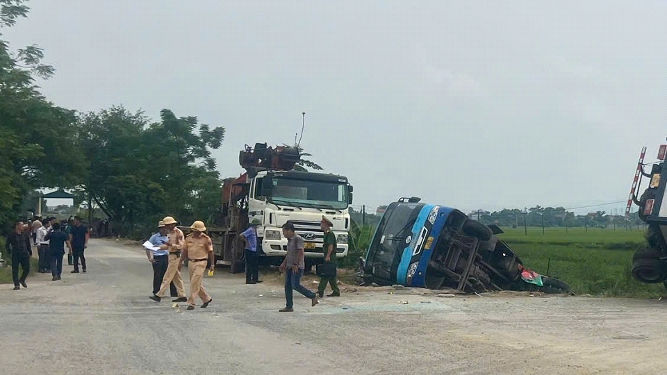 Công an TP Hà Nội thông tin về vụ xe buýt bị lật xuống ven đường ở Ứng Hòa