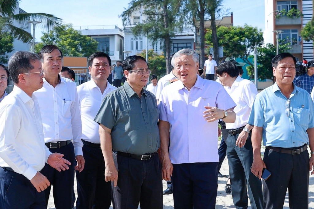 Thủ tướng Phạm Minh Chính, Phó Thủ tướng Thường trực Chính phủ Nguyễn Hòa Bình và lãnh đạo các bộ, ngành và TP. Đà Nẵng tại buổi khảo sát. Ảnh: VGP/Nhật Bắc