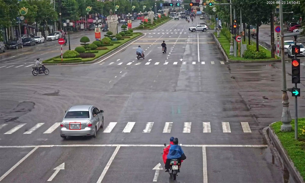 Xe ô tô vượt đèn đỏ tại ngã 3 Hùng Vương - Huyền Quang (TP Bắc Giang). Ảnh: Công an Bắc Giang