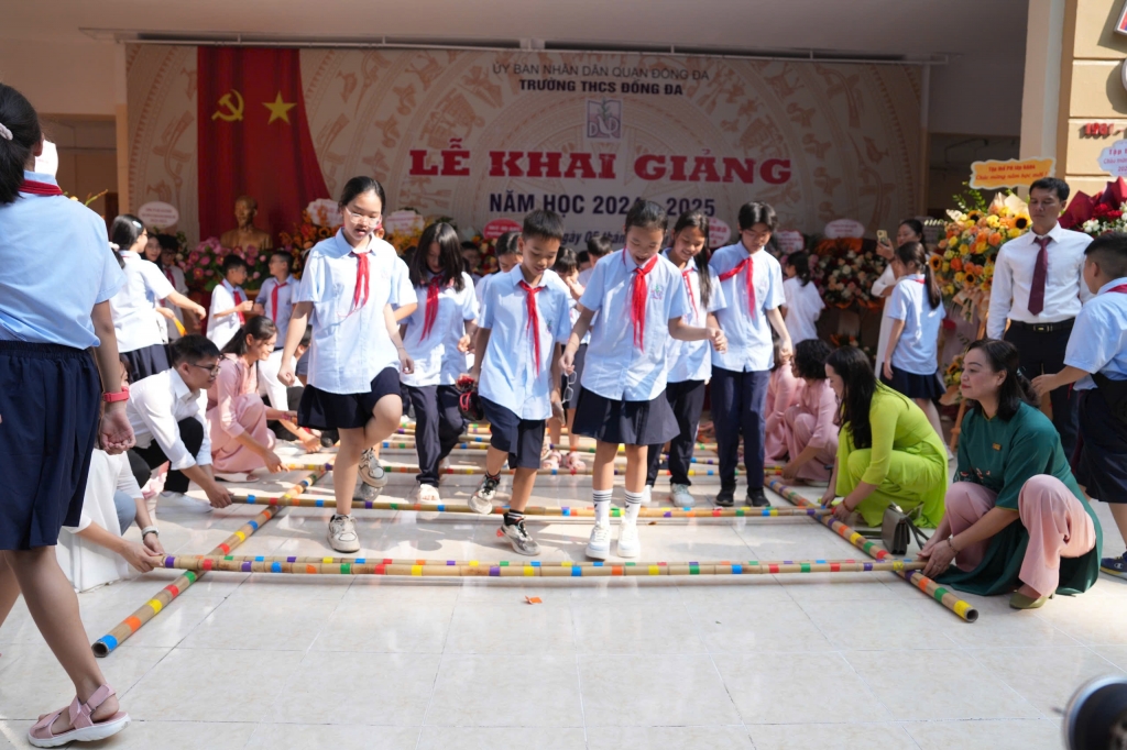 Học sinh Hà Nội tưng bừng bước vào năm học mới