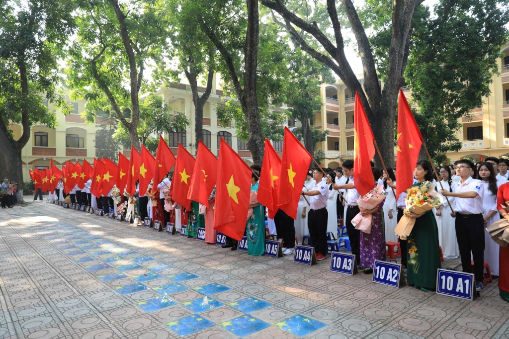 Phó Bí thư Thường trực Thành ủy Hà Nội Nguyễn Thị Tuyến dự lễ khai giảng năm học mới tại Trường THPT Phan Đình Phùng