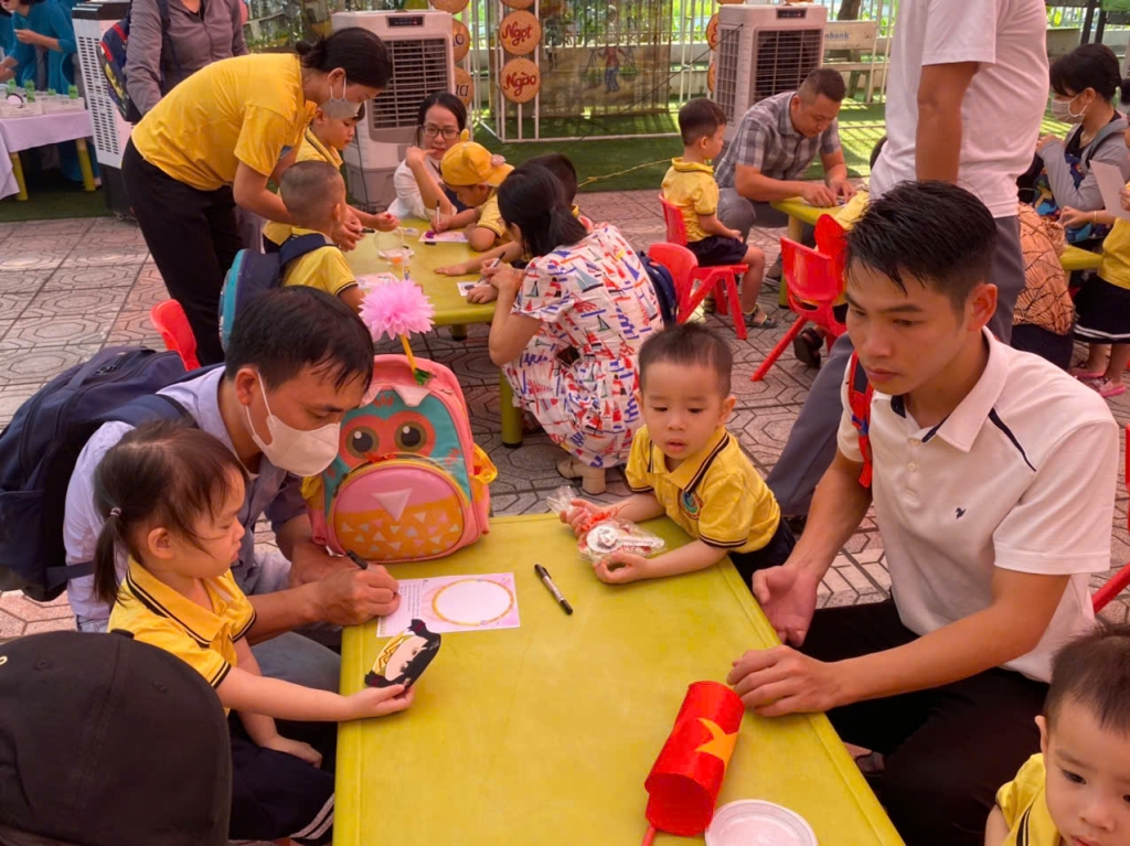 Muôn kiểu cảm xúc đáng yêu của học sinh ngày khai giảng