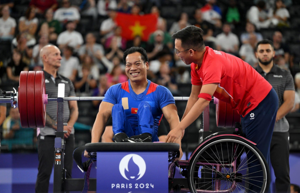 Đô cử Lê Văn Công nhận thưởng "nóng" sau tấm huy chương Paralympic 2024