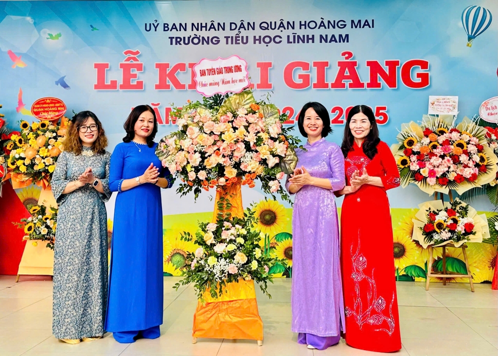 Ban giám hiệu, Công đoàn nhà trường đón nhận lẵng hoa chúc mừng nhà trường của Ban Tuyên giáo Trung ương.