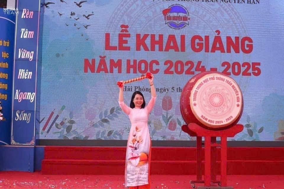 Nhà giáo Hoàng Thị Phương Thảo Hiệu trưởng trường THPT Trần Nguyên Hãn đánh trống khai mạc