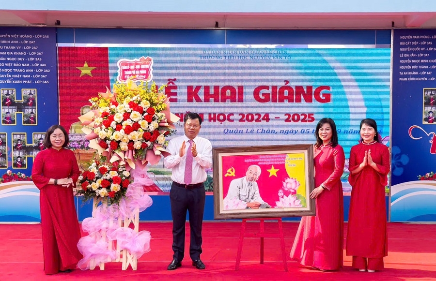 ông Lê Trung Kiên - Ủy viên Ban Thường vụ Thành ủy, Trưởng Ban Quản lý khu kinh tế Hải Phòng dự Lễ khai giảng tại Trường Tiểu học Nguyễn Văn Tố