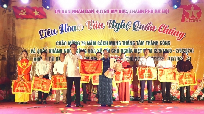 Phó Chủ tịch Thường trực UBND huyện Mỹ Đức Đặng Văn Cảnh trao giải Nhất cho Đội văn nghệ xã Hương Sơn. Ảnh: V. Biên