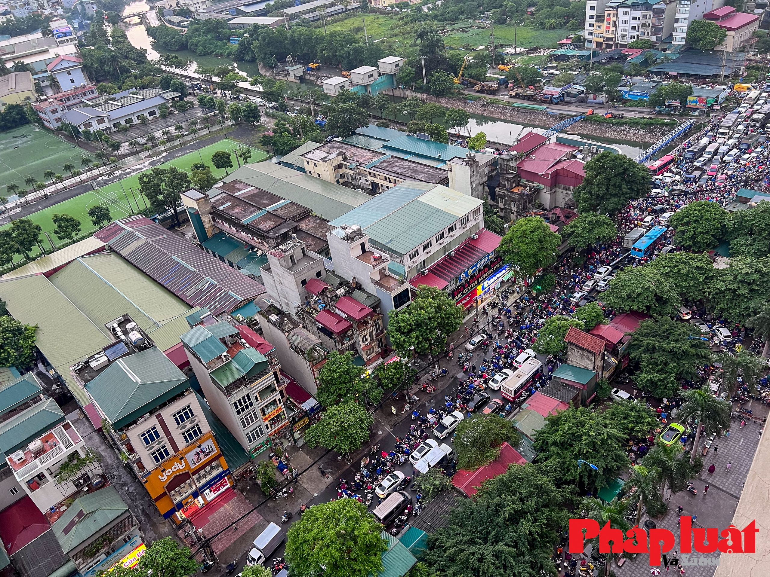 Hà Nội: mưa lớn trắng trời, cây gãy đổ, ùn tắc nghiêm trọng nhiều tuyến đường