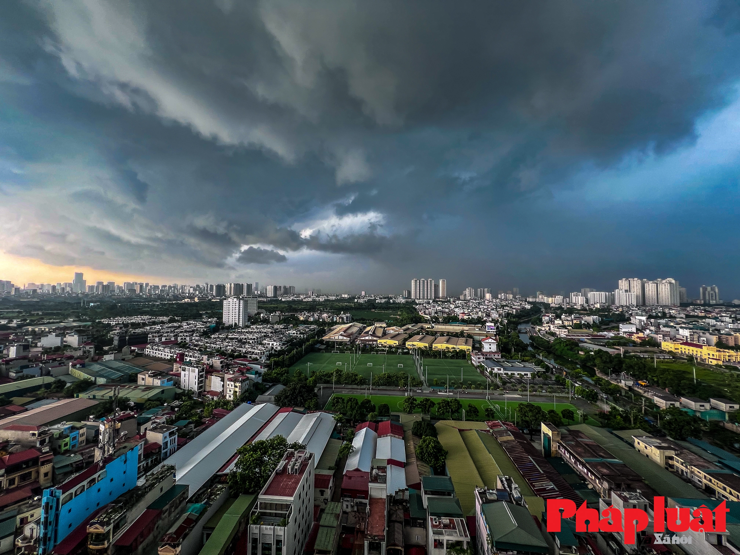 Hà Nội: mưa lớn trắng trời, cây gãy đổ, ùn tắc nghiêm trọng nhiều tuyến đường