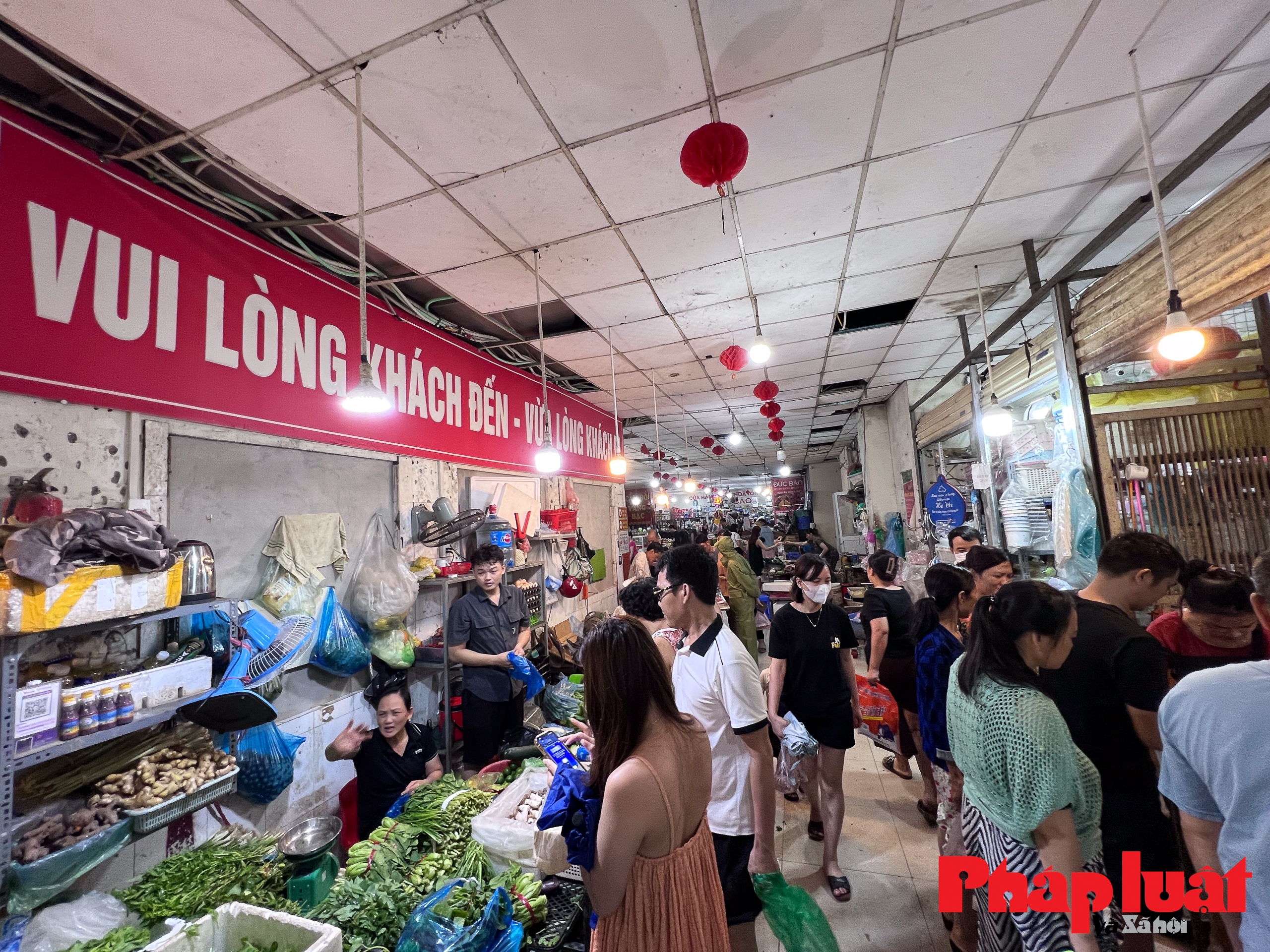 Hà Nội: mưa lớn trắng trời, cây gãy đổ, ùn tắc nghiêm trọng nhiều tuyến đường