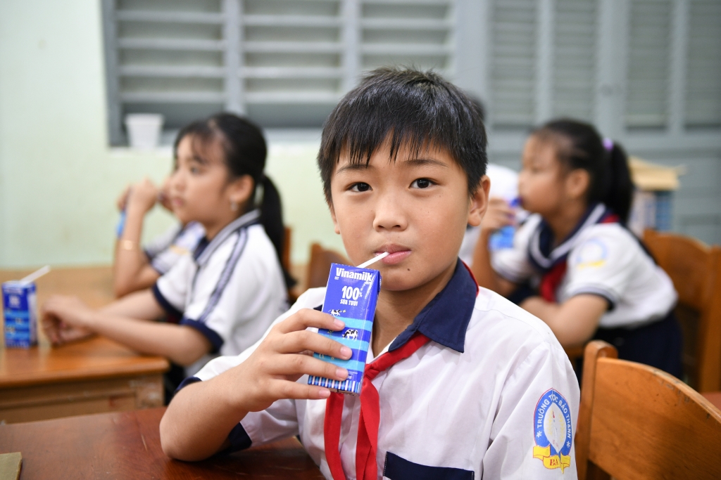 Ngay trong buổi học đầu tiên của năm học mới các em đã được uống sữa theo chương trình