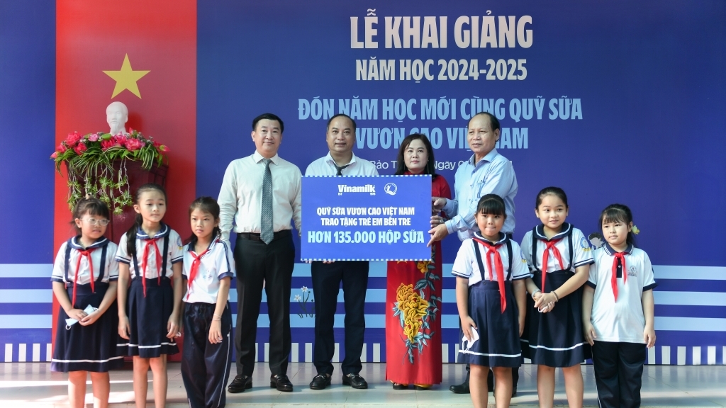 Ngày khai giảng đặc biệt hơn với sự đồng hành của Vinamilk và Quỹ sữa Vươn cao Việt Nam