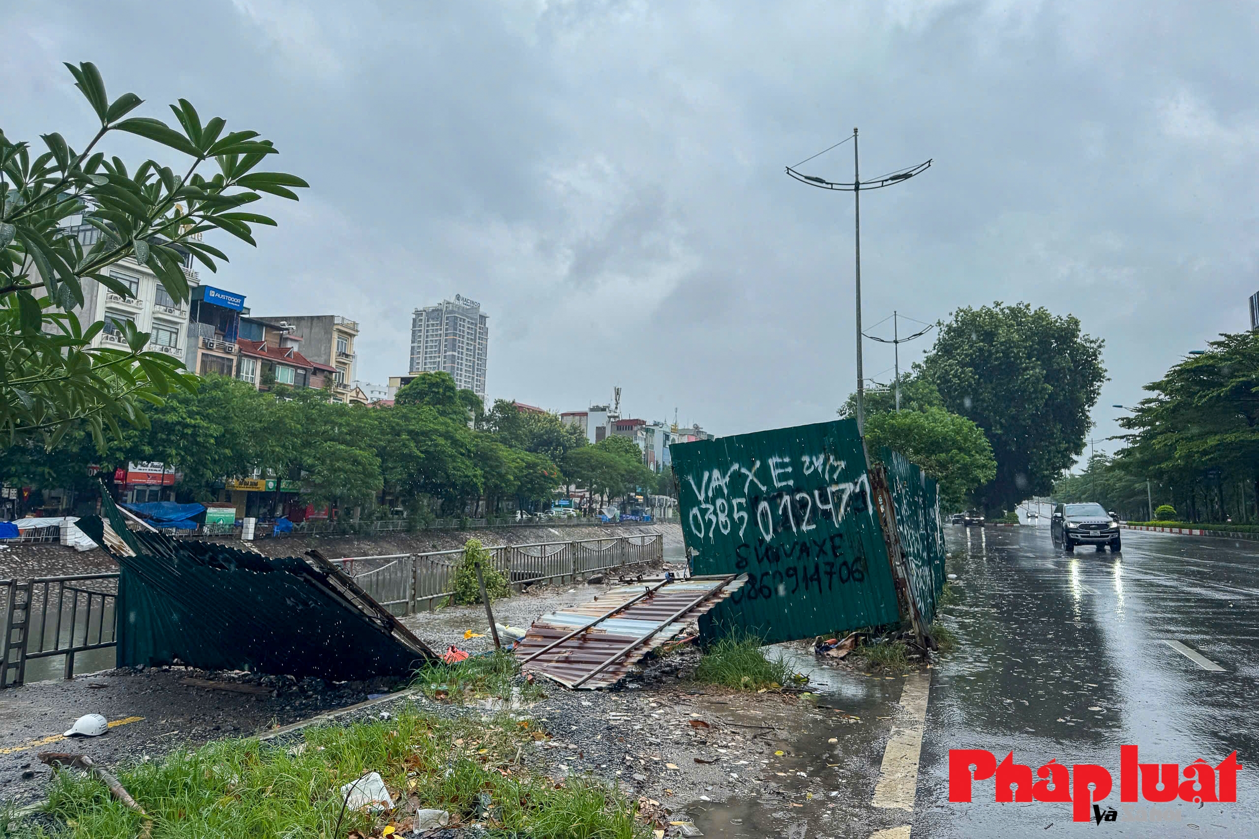 Hà Nội: dùng xe container chắn gió, lấy bao cát chặn cửa kính tránh bão số 3