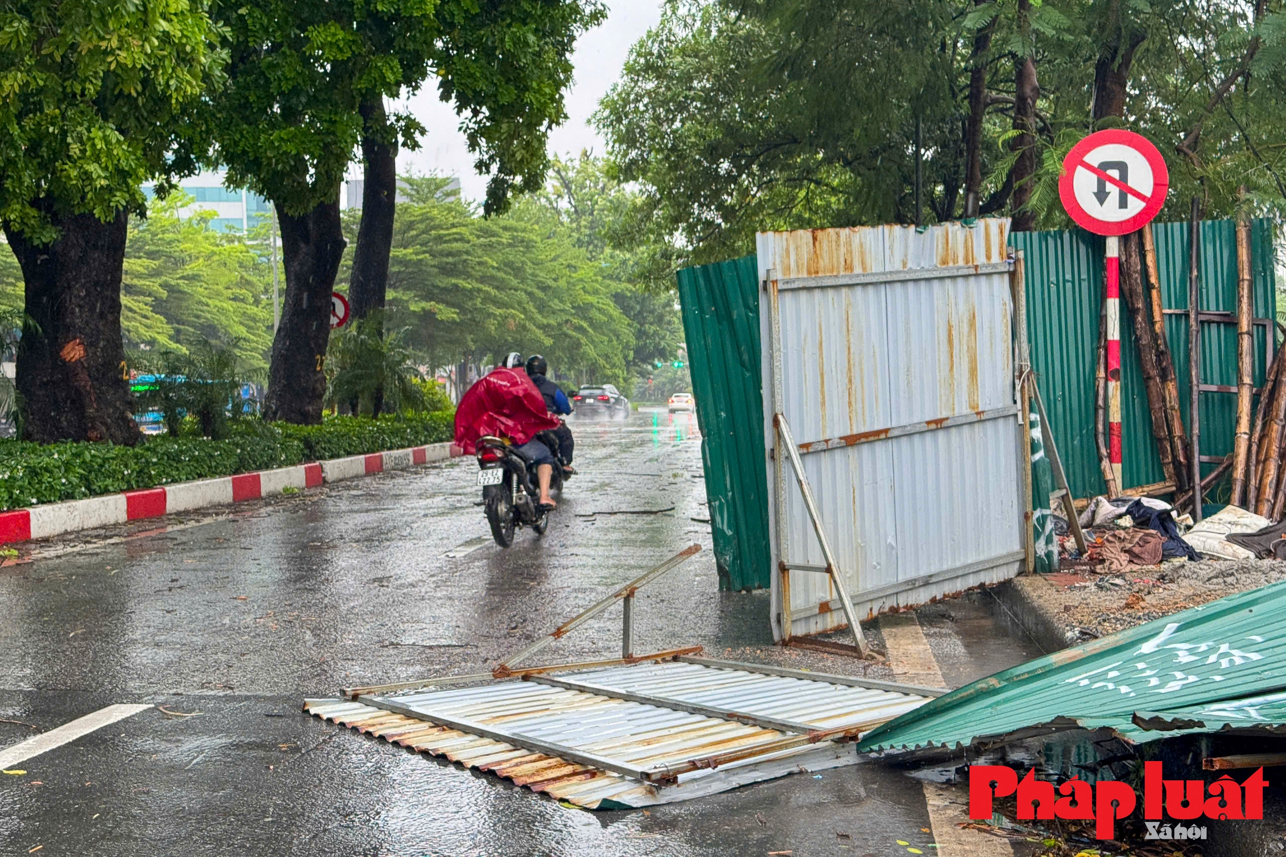 Hà Nội: dùng xe container chắn gió, lấy bao cát chặn cửa kính tránh bão số 3