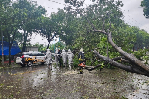 "Chiến binh lửa" Hà Nội giữa tâm bão số 3